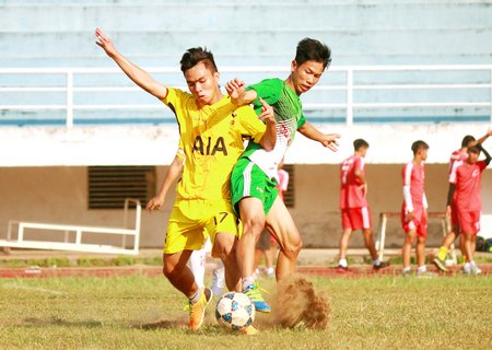 Hai đội bóng cùng tiếp bước vòng tứ kết: Cụm 5 (áo vàng) thắng Mang Thít với tỷ số 3-0.