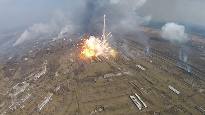 Một loạt vụ nổ xảy ra vào sáng sớm ngày 23/3 tại kho chứa vũ khí ở thành phố Balakleya, Ukraine. Hỏa hoạn đã khiến các quả đạn trong kho chứa phát nổ dây chuyền, Sun đưa tin.