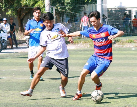 Pha tranh bóng trong trận chung kết, đội Tân Quới (áo trắng) thắng 4-2 trước đội Tân Hưng.
