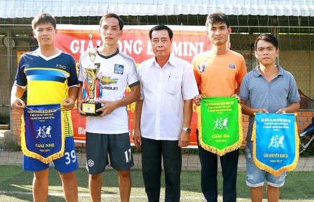 Ông Lê Hoàn Thanh- Phó Trưởng Phòng VHTT huyện Bình Tân (đứng giữa) trao thưởng cho các đội bóng đạt giải.