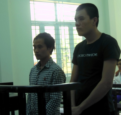 Bị cáo Cảnh (phải) và Sơn tại phiên tòa sơ thẩm.