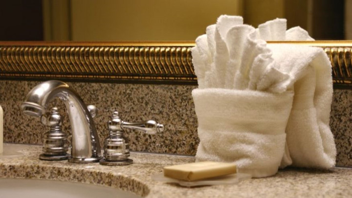 Hãy suy nghĩ hai lần về việc chạm vào các thiết bị phòng tắm, đặc biệt là bồn rửa. Một nghiên cứu chỉ ra rằng các bồn rửa ở một số khách sạn 3 sao có nấm men, gram dương loại II.