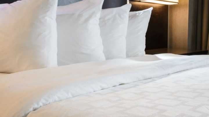 Luôn kiểm tra nệm và khăn trải giường trước khi ngủ. Nếu bạn thực sự lo lắng về sự sạch sẽ của khách sạn, hãy mang theo một chiếc khăn trải giường.