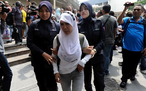 Cảnh sát Malaysia áp giải một phụ nữ. Ảnh: Malaysian Insider.