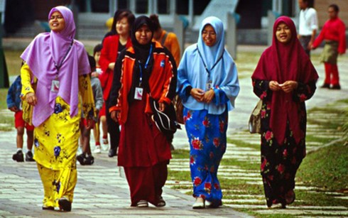 Phụ nữ Malaysia trong trang phục Hồi giáo. Ảnh: Flickr.