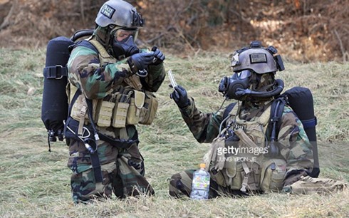 Binh sĩ Mỹ mặc đồ phòng chống vũ khí hóa học trong cuộc diễn tập chung với Hàn Quốc. Ảnh: Getty.