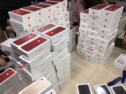 iPhone 7 màu đỏ đã bán ra trên một vài thị trường từ 24/5.