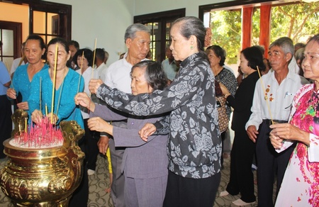 Đoàn thắp hương tưởng niệm cố Thủ tướng Võ Văn Kiệt.