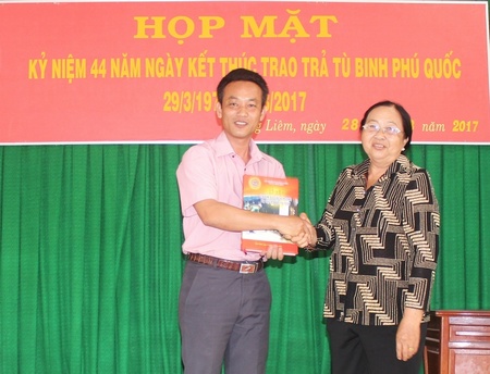 Dịp này, Hội NTKC TX Bình Minh trao tặng kỷ yếu chiến sĩ cách mạng bị địch bắt tù đày đến UBND huyện Vũng Liêm. 