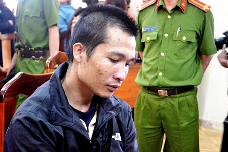 Ngày 22/12/2016, TAND tỉnh Lâm Đồng đã mở phiên tòa sơ thẩm xét xử lưu động đối tượng này tại thị trấn Lộc Thắng nhưng phiên tòa sau đó đã bị hoãn do tâm lý của bị cáo “có vấn đề”, không thể tiếp tục xét xử. (Ảnh: CAND)