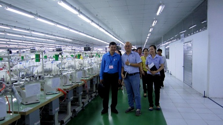 Đoàn cán bộ Liên đoàn Lao động tỉnh tham quan một phân xưởng sản xuất.