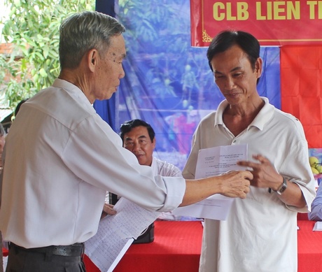 Ông Nguyễn Tấn Đức- Chủ tịch Hội NCT xã trao quyết định thành lập CLB.
