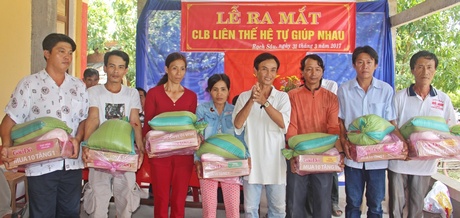 Dịp này, CLB tặng 8 phần quà cho hộ nghèo.