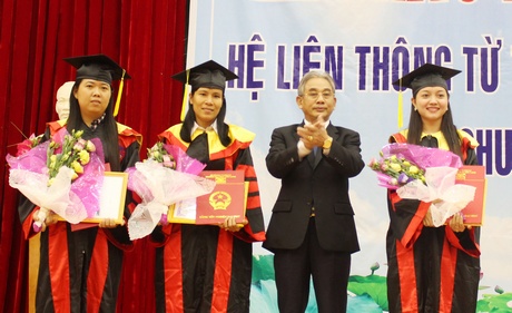 PGS.TS. Lương Minh Cừ- Hiệu trưởng Trường ĐH Cửu Long trao giấy khen cho các sinh viên tốt nghiệp loại giỏi.