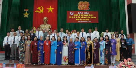 Lãnh đạo tỉnh chụp hình lưu niệm với các đại biểu được bầu vào Ban chấp hành Hội nhiệm kỳ mới.