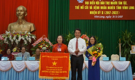 Phó Chủ tịch UBND tỉnh-  Lữ Quang Ngời trao cờ thi đua xuất sắc cho lãnh đạo Hội.