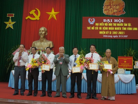 Lãnh đạo tỉnh và đại biểu nhận kỷ niệm chương của Trung ương Hội.