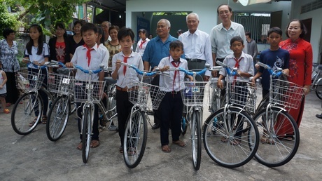 50 trẻ mồ côi, trẻ khuyết tật được tặng xe đạp
