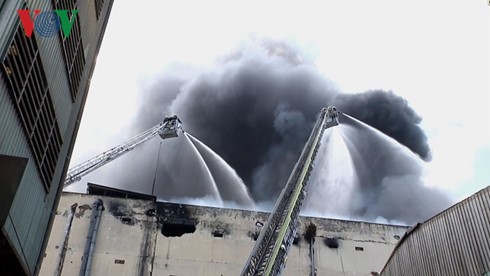 Vụ cháy lớn trong khu công nghiệp Trà Nóc diễn ra phức tạp.