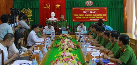 Đại tá Phạm Văn Ngân chủ trì buổi họp báo và trả lời những thắc mắc của các cơ quan báo chí.
