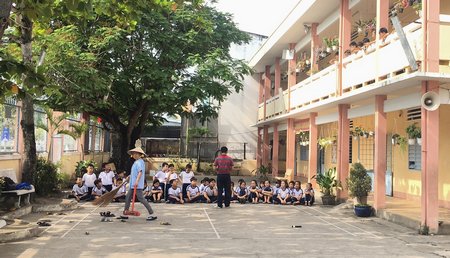 Cơ sở vật chất thiếu thốn, sân học thể dục chật hẹp ảnh hưởng đến việc nâng cao chất lượng toàn diện ở Trường Tiểu học Nguyễn Huệ.