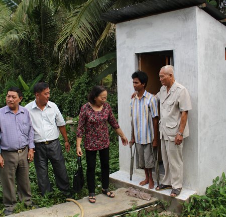 Nhà vệ sinh do Hội hỗ trợ cho anh Bùi Văn Minh- xã Bình Phước (Mang Thít).