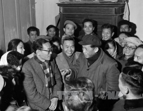 Năm 1939, đồng chí Lê Duẩn được cử vào Ban Thường vụ Trung ương Đảng và cuối năm đó đã cùng đồng chí Nguyễn Văn Cừ, Tổng Bí thư của Đảng, chủ trì Hội nghị lần thứ sáu Ban Chấp hành Trung ương (viết tắt là BCHTW), quyết định thành lập Mặt trận Phản đế Đông Dương thay Mặt trận Dân chủ, chuyển hướng cuộc đấu tranh cách mạng sang một thời kỳ mới. Năm 1940, đồng chí lại bị địch bắt tại Sài Gòn, kết án 10 năm tù và đày đi Côn Đảo lần thứ hai. Cách mạng Tháng Tám năm 1945 thành công, đồng chí được Đảng và Chính phủ đón về đất liền. Trong ảnh, Tổng Bí thư Lê Duẩn thăm Việt Nam Thông tấn xã (nay là Thông tấn xã Việt Nam), ngày 14/2/1967. Ảnh: Tư liệu TTXVN