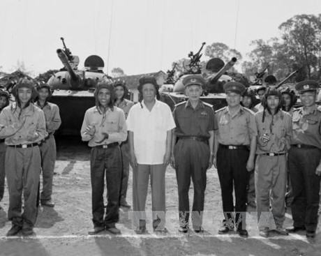 Từ năm 1954 đến năm 1957, sau khi Hiệp định Geneve được ký kết, đồng chí Lê Duẩn ở lại miền Nam để lãnh đạo phong trào cách mạng. Trong những năm tháng vô cùng khó khăn này, đồng chí đã kiên trì bám trụ ở những vùng nông thôn hẻo lánh miền Tây, miền Trung Nam Bộ đến trung tâm thành phố lớn Sài Gòn, Đà Lạt... để củng cố các cơ sở cách mạng, chuẩn bị cuộc chiến đấu chống Mỹ cứu nước. Trong ảnh, ngày 24/4/1980, Tổng Bí thư Lê Duẩn thăm Lữ đoàn xe tăng 202, đơn vị đánh chiếm Bộ Tổng tham mưu Ngụy Sài Gòn ngày 30/4/1975. Ảnh: TTXVN