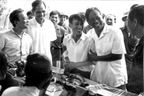 Năm 1957, Trung ương cử đồng chí lãnh đạo công việc chung của Đảng bên cạnh Chủ tịch Hồ Chí Minh. Tháng 9/1960, tại Đại hội toàn quốc lần thứ III của Đảng, đồng chí được bầu vào BCHTW và Bộ Chính trị, đảm nhận trọng trách Bí thư thứ nhất BCHTW Đảng. Trong ảnh, Tổng Bí thư Lê Duẩn thăm đảo Cô Tô (năm 1977). (Ảnh: Tư liệu)