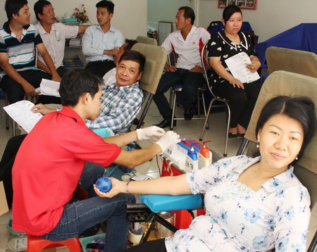 Nhiều người dân ở TX Bình Minh đăng ký tham gia hiến máu.