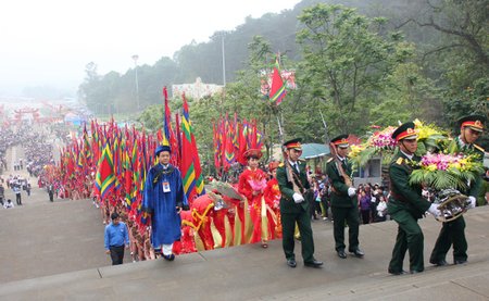 Từng dòng người tụ hội về đất tổ Phú Thọ mỗi mùng 10 tháng 3.