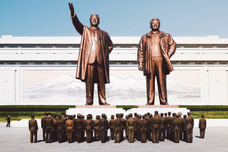Hai bức tượng rất lớn của các cố lãnh đạo Triều Tiên Kim Nhật Thành và Kim Jong-il.