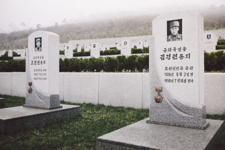 Nghĩa trang này có lẽ là của các binh sĩ Triều Tiên tử trận trong Chiến tranh Triều Tiên (1950-1953).