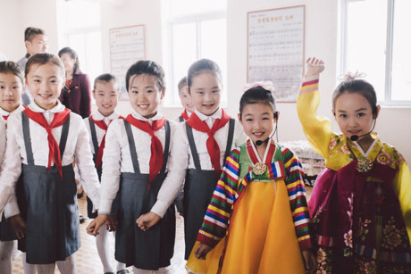 Học sinh Triều Tiên và kiểu thắt khăn quàng đỏ của các em. Theo Baidawi, phía Triều Tiên luôn chuẩn bị kỹ lưỡng cho mọi chuyến viếng thăm của khách nước ngoài.