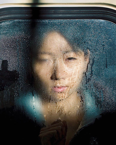 Bộ ảnh của Michael Wolf không nhằm tái hiện sự kinh hoàng của sự kiện đó mà chỉ muốn giúp người xem được nhìn thấy Tokyo qua lăng kính của một người sử dụng phương tiện công cộng hàng ngày.