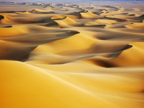 Sa mạc Trắng chính là báu vật hiếm có của thiên nhiên Ai Cập. Những khối đá khổng lồ được gió chạm khắc tạo nên những hình thù kì lạ rải rác khắp sa mạc. Màu trắng của cồn cát và những công trình kiến trúc tự nhiên đã tạo nên khung cảnh vô cùng ấn tượng.