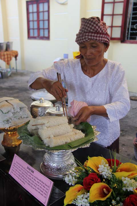 Bánh ống độc đáo của người dân Khmer