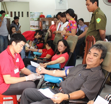 Vợ chồng chú Hồng- cô Hoa cùng tham gia hiến máu.