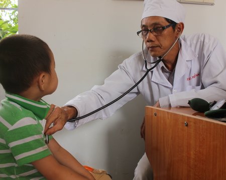Người dân cần theo dõi các khuyến cáo từ ngành y tế để làm tốt việc phòng bệnh cho trẻ nhỏ- đối tượng dễ mắc bệnh truyền nhiễm.