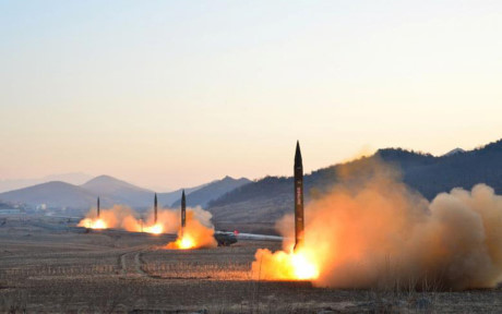 Nhà lãnh đạo Triều Tiên Kim Jong-un giám sát một cuộc diễn tập phóng tên lửa đạn đạo của đơn vị pháo binh Hwasong.