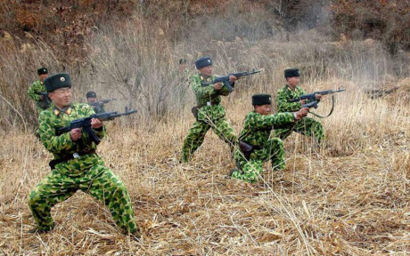 Binh sỹ Triều Tiên sử dụng vũ khí trong một bài huấn luyện quân sự tại địa điểm bí mật.