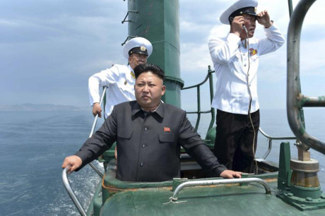 KCNA công bố bức ảnh nhà lãnh đạo Triều Tiên Kim Jong-un đứng trên một chiếc tàu ngầm trong chuyến thị sát đơn vị Hải quân 167 thuộc Quân đội Nhân dân Triều Tiên.