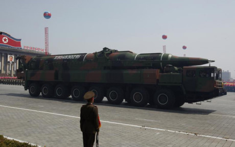 Xe quân sự của Triều Tiên chở một quả tên lửa tham gia cuộc diễu hành ở thủ đô Bình Nhưỡng.