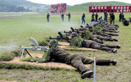 Một cuộc diễn tập bắn đạn thật của Quân đội Nhân dân Triều Tiên tại tỉnh miền Nam Hwanghae.