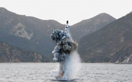 Một vụ phóng thử tên lửa đạn đạo tàu ngầm chiến lược từ dưới nước của Triều Tiên.