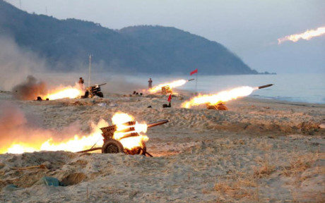 Một cuộc thi bắn của các khẩu đội pháo thuộc Quân đội Nhân dân Triều Tiên.