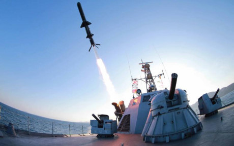 Tên lửa được phóng đi từ một tàu hải quân trong vụ phóng thử một loại tên lửa chống hạm mới dự kiến trang bị cho các đơn vị Hải quân Triều Tiên.
