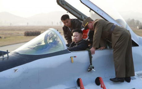 Nhà lãnh đạo Triều Tiên Kim Jong-un chỉ đạo một cuộc diễn tập phòng không khi thị sát lực lượng Không quân của Quân đội Nhân dân Triều Tiên.