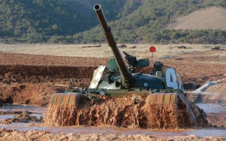 Xe tăng của Triều Tiên vượt qua một vũng lầy trong cuộc thi giữa các đơn vị tăng thiết giáp.