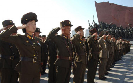 Các quân nhân trong một chuyến thăm tượng đài cố Chủ tịch Kim Nhật Thành (Kim Il-sung) và cố lãnh đạo Kim Jong-il ở Bình Nhưỡng.